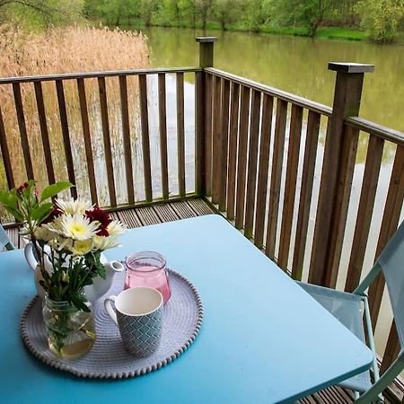 הוילה Rous Lench Lakeside Cabin On Stilts- 'Kingfisher' מראה חיצוני תמונה