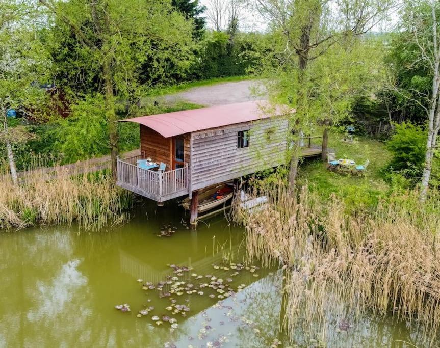 הוילה Rous Lench Lakeside Cabin On Stilts- 'Kingfisher' מראה חיצוני תמונה