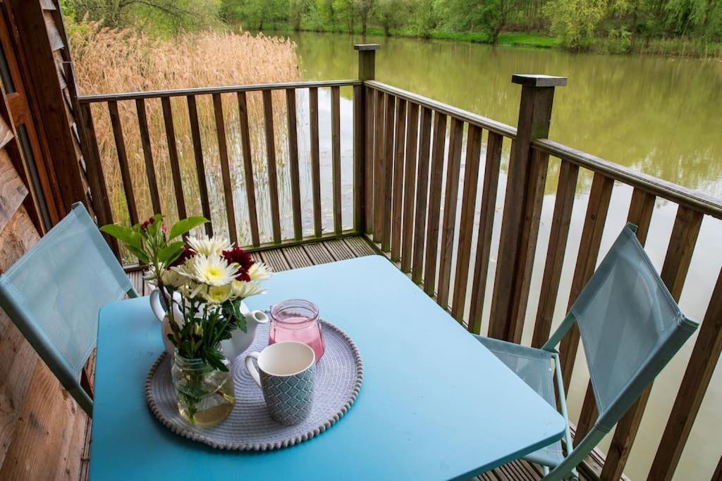 הוילה Rous Lench Lakeside Cabin On Stilts- 'Kingfisher' מראה חיצוני תמונה